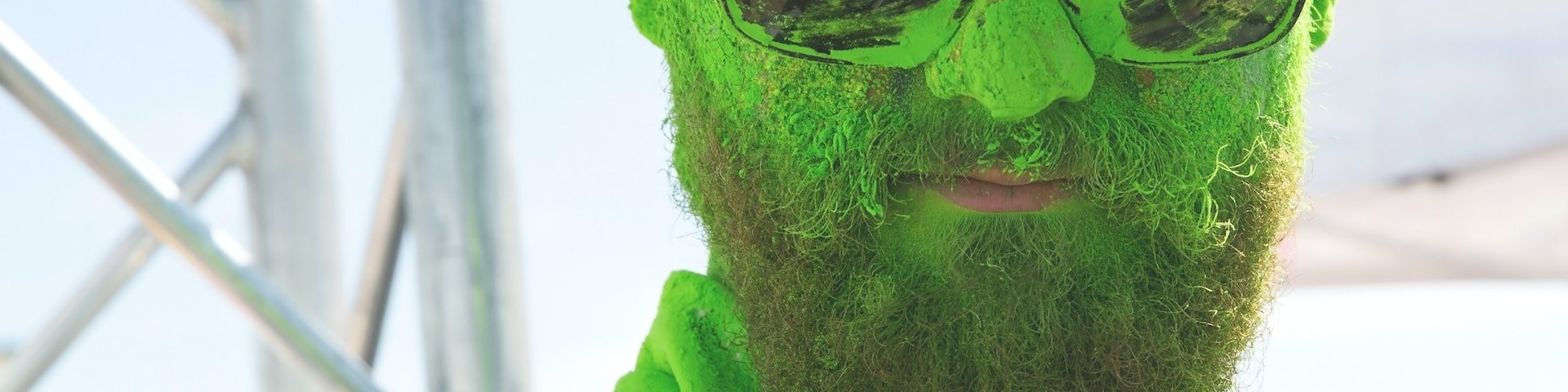 pilt potentsiaalsest sõbrast, kes on rohelise värviga kaetud