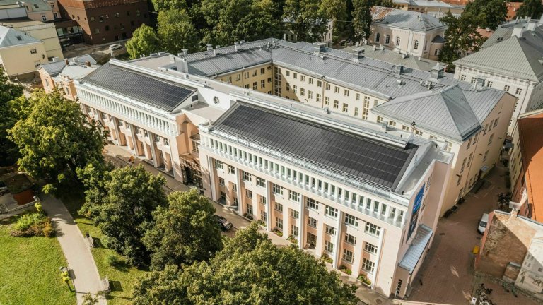 droonikaader Tartu Ülikooli Lossi 3 õppehoone päikesepaneelidega katusest