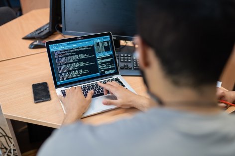 tudeng töötab arvutiga