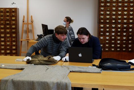 Tutvumine tekstiilesemetega aine „Argikultuur ja ajalooline antropoloogia“ praktikumis Eesti Rahva Muuseumis. Foto: Oskar Polli