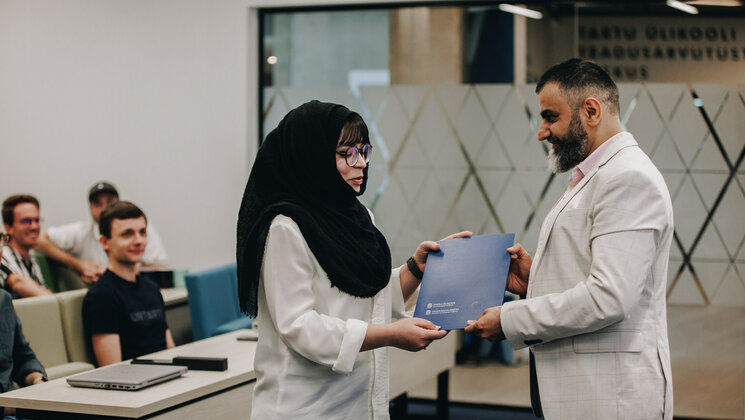 Mahreen received the certificate at the summer school